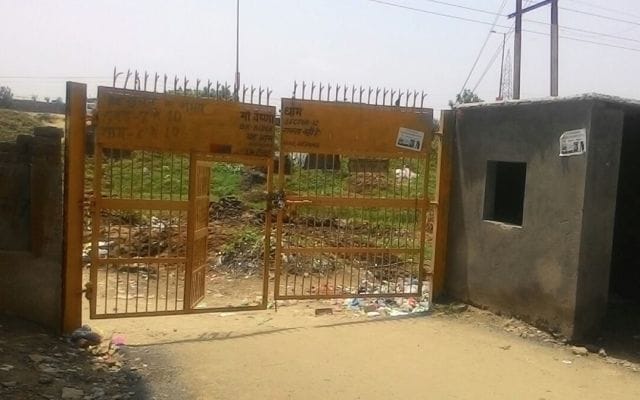 Dbangon put the lock on the gate of the society, people upset