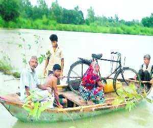 Village full of Sai water, the people are passing by boat 