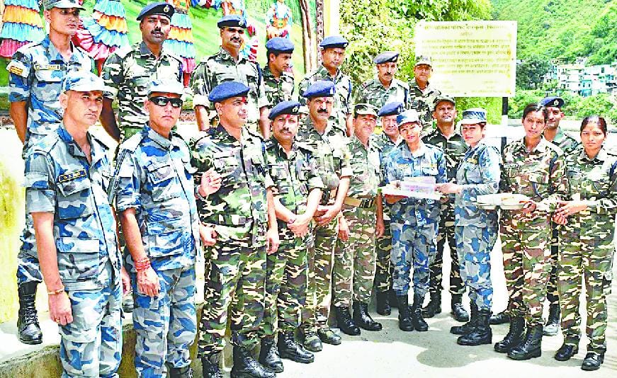 Security forces, the police tied rakhi