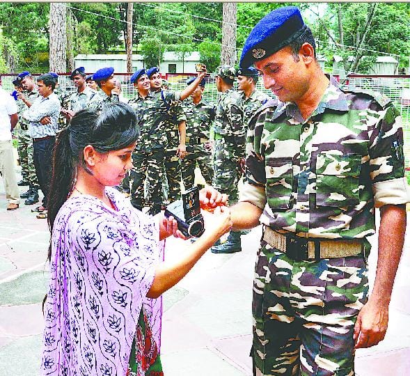 Orphan girls tied a rakhi to the soldiers