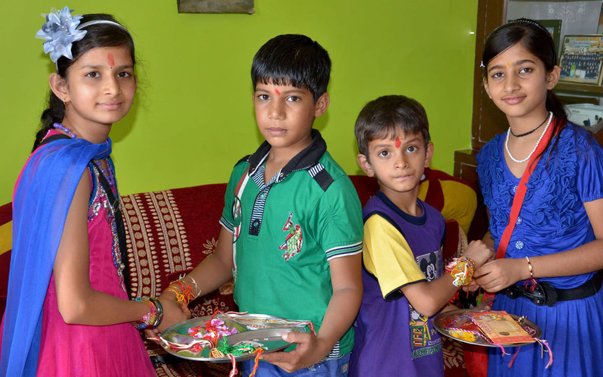 The soldiers tied a rakhi on the theme of freedom