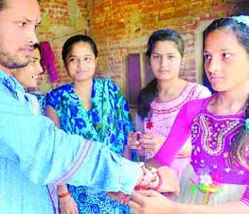 sisters tied rakhi to brothers