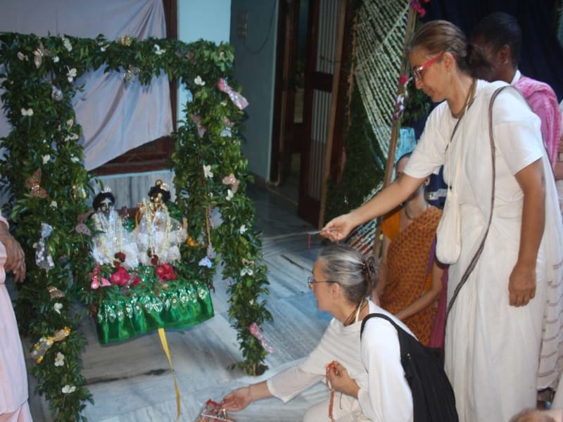 foriegners tying rakhi to lord krishna