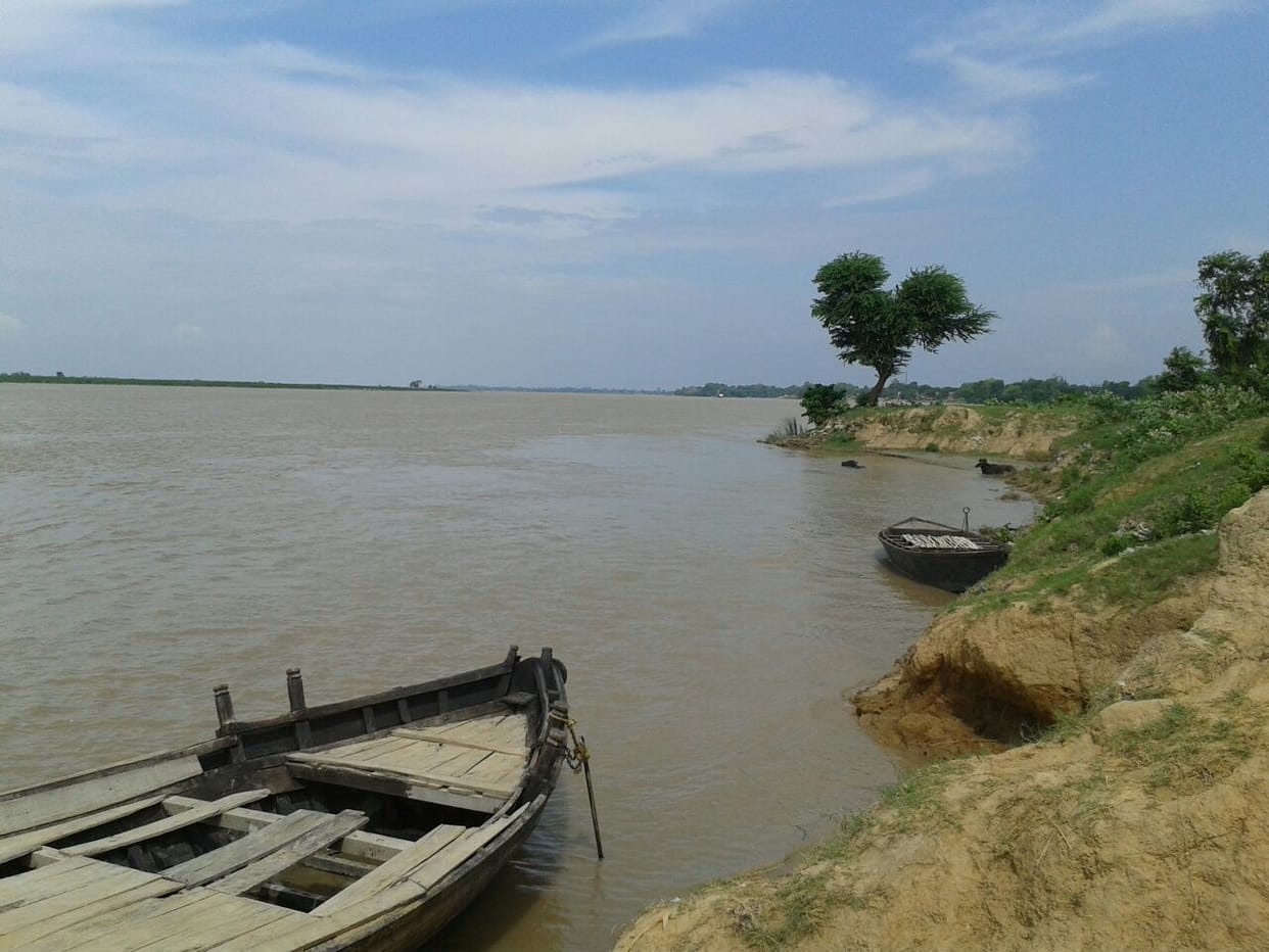 Two engineering students drowned in the river with friends