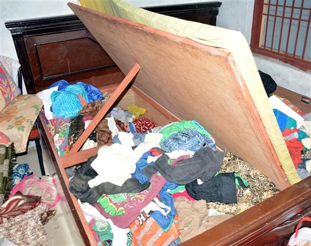 Worker's house in broad daylight smash roadways