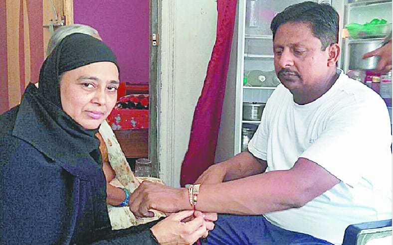 muslim bahnon ne bandha raksha sutra