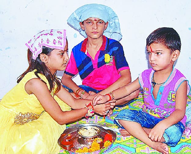 bhayiyon ki kalayiyon par prem ki dor