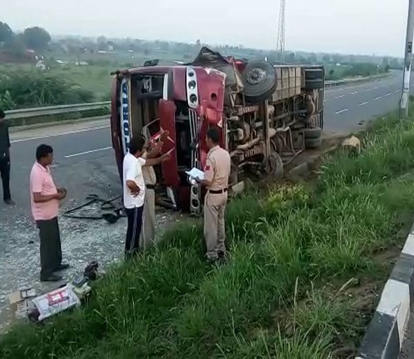 bus accident on rohtak national highway, 25 people injured