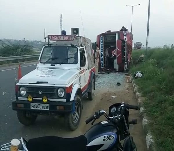 bus accident on rohtak national highway, 25 people injured