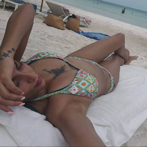 Ex-Bigg Boss contestant enjoying in beach