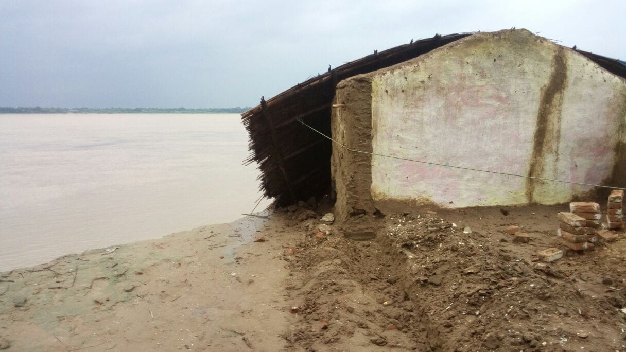 Visit the intersection of Ganga climbed 20 bigha land
