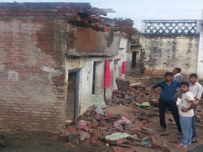 chhajje ke malabe mein dabakar betee kee maut, maan ghaayal