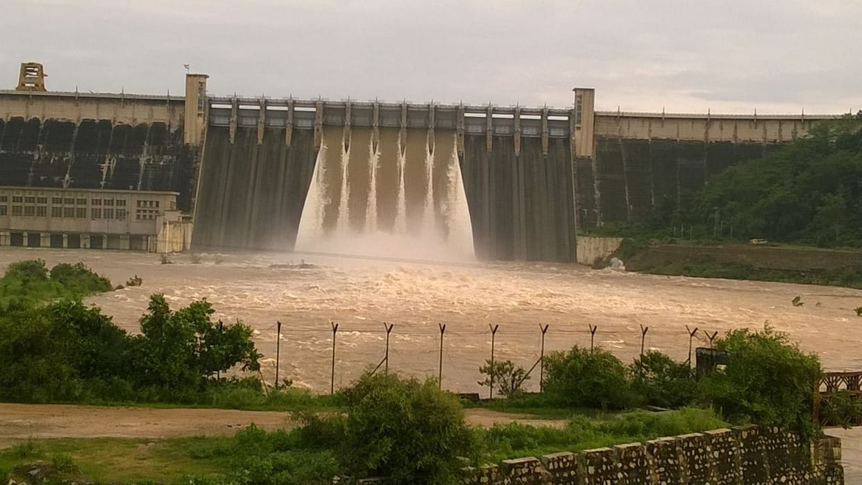 Rihand dam water level of 872 feet, nine open gate