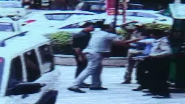 महेश शर्मा के गार्ड मारते हुए