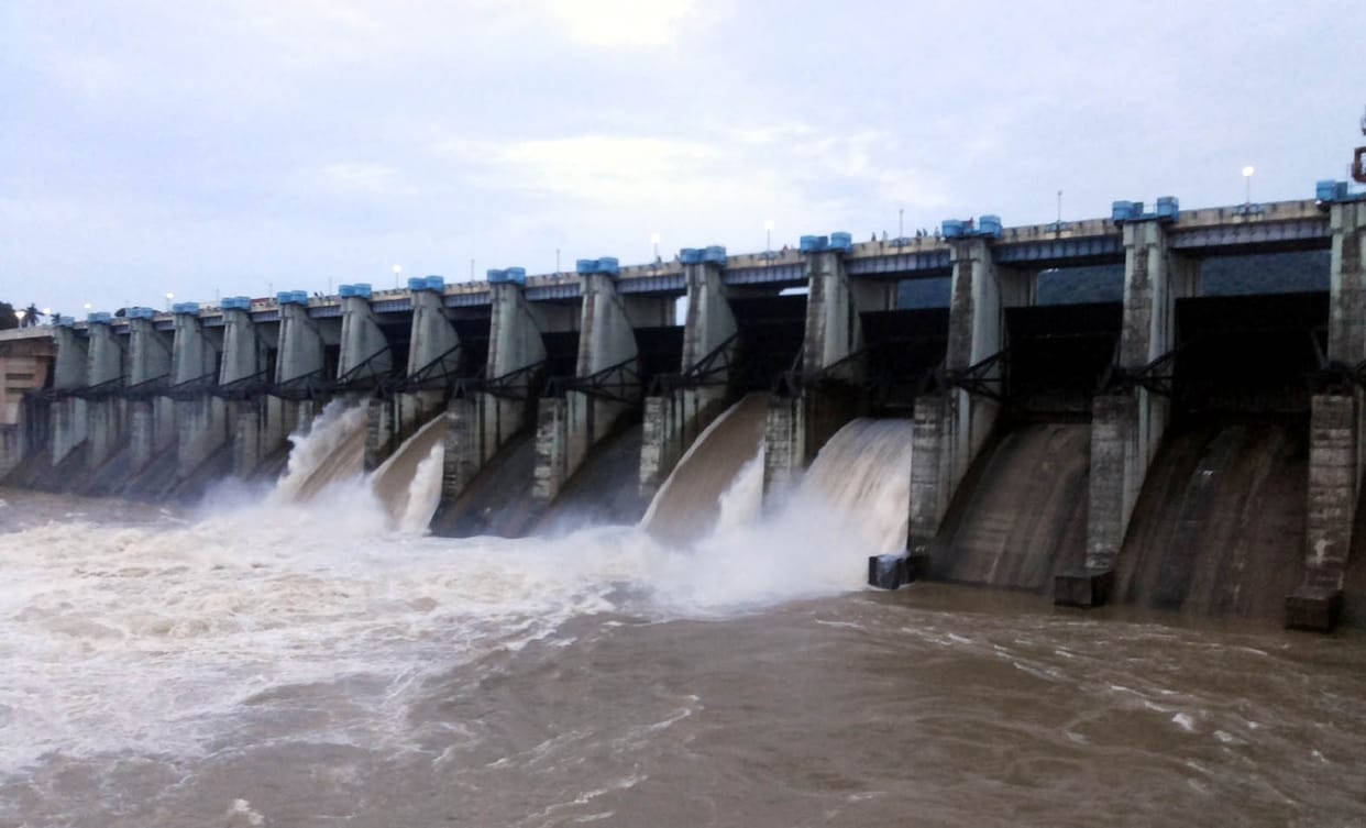 Four Obra Dam gates open, increasing the risk of flooding