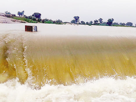 Embankment bursts people fled for fear of leaving home