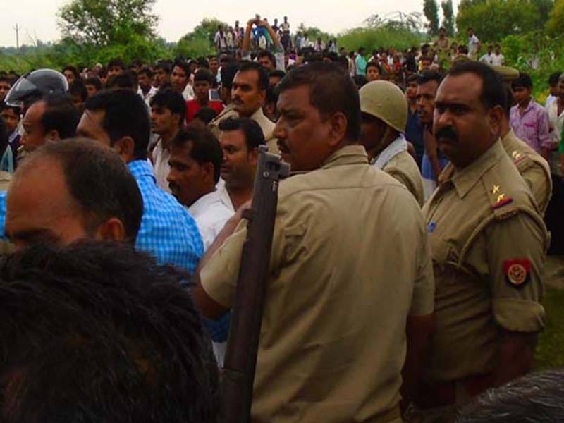 sidhapura mein bijaleekarmee kee maut par phaayaring, patharaav