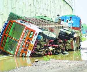 Strand of highway service road, the truck overturned, injuring the driver-helper