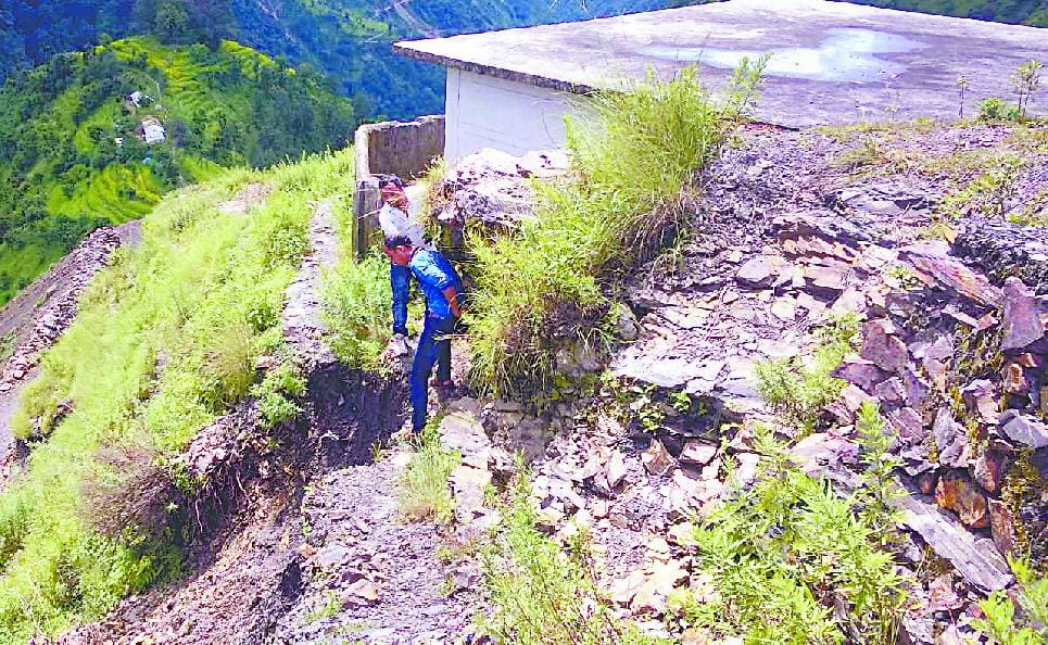 The primary school building surrounded by danger Ltkot