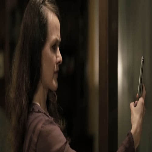 She Took A Selfie And Noticed This Creepy Man Behind