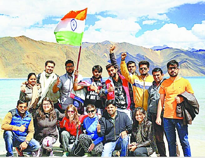 baba ki samadhi par faharaya tiranga