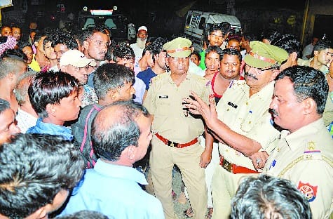 Car riders beaten fruit seller
