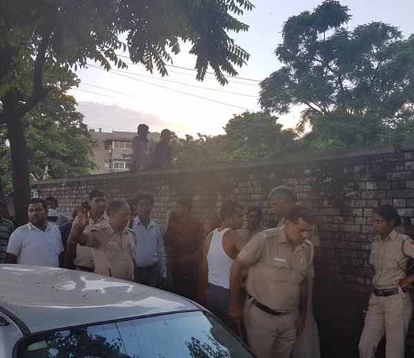 boy run away after murdering boy on road and people were busy in clicking photo