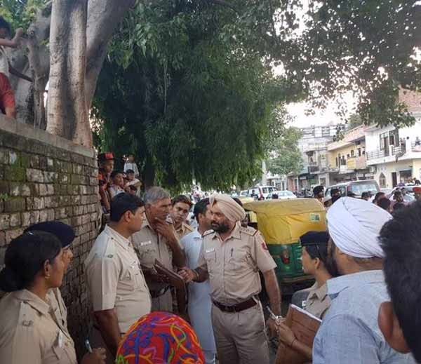 boy run away after murdering boy on road and people were busy in clicking photo