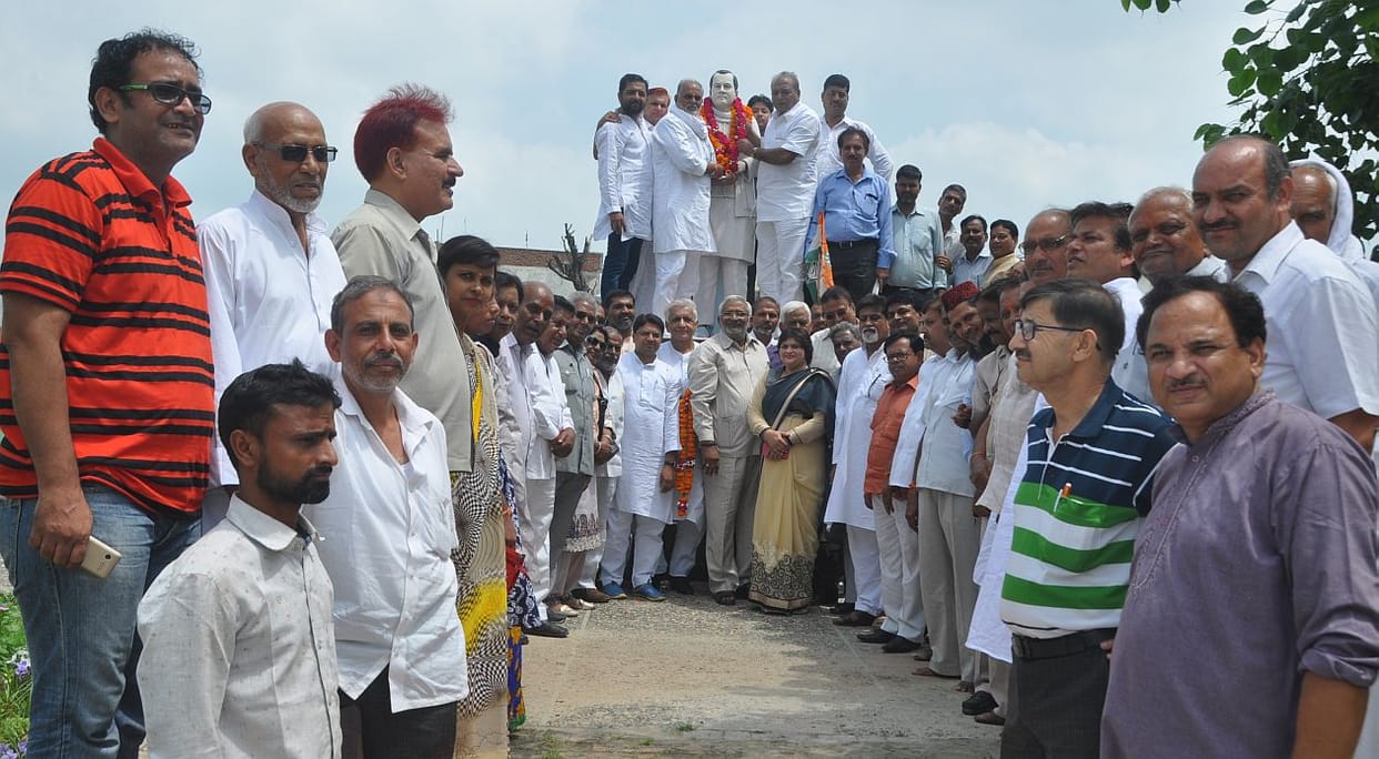 Rajiv took a resolution to follow the path of congressmen.