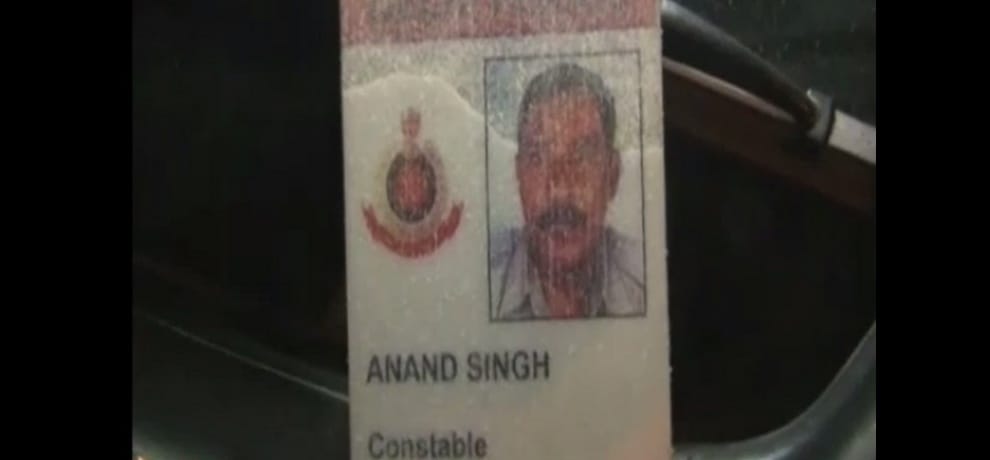 constable anand singh shot dead by criminals who were trying to snatch a ladys chain