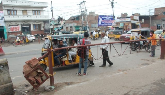 Vehicle taking Sprint on the highway,then traffic jam in the city