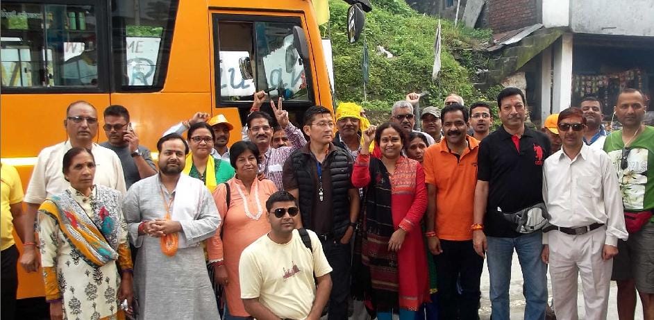 The final group of passengers leaving Mansarovar Dharchula
