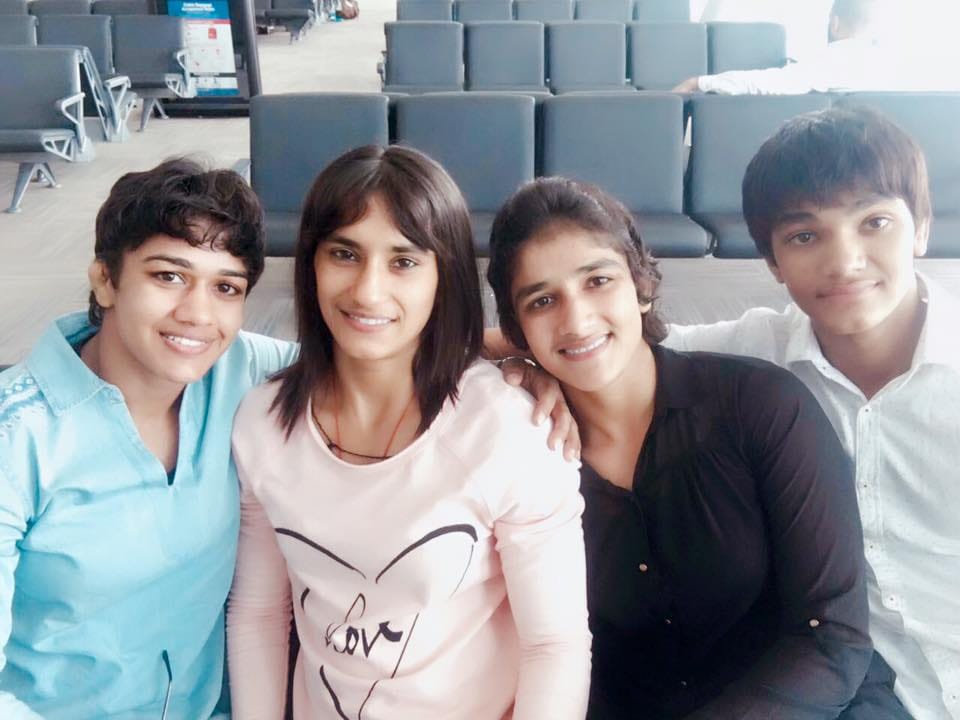 aamir khan movie dangal daughters and phogat sisters posts on facebook, users comments
