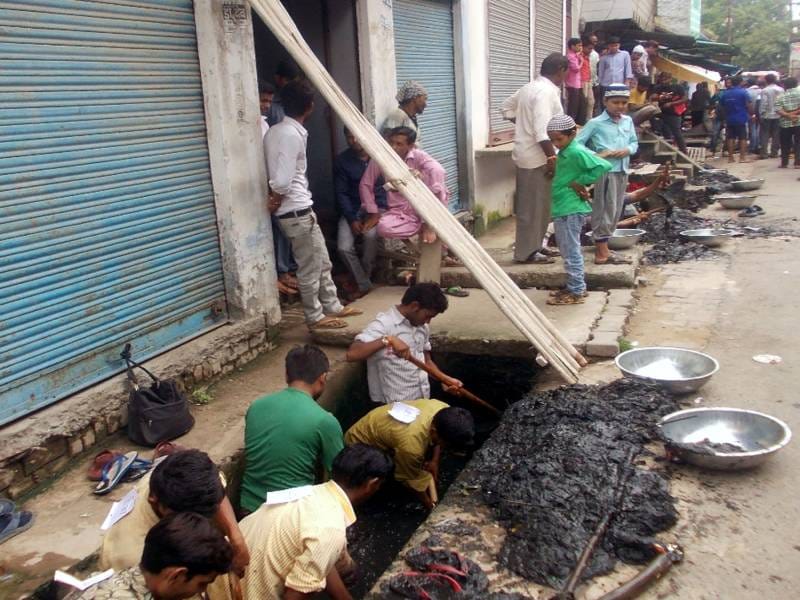 padhe likhon ke haathon mein jhaadoo aur phaavada