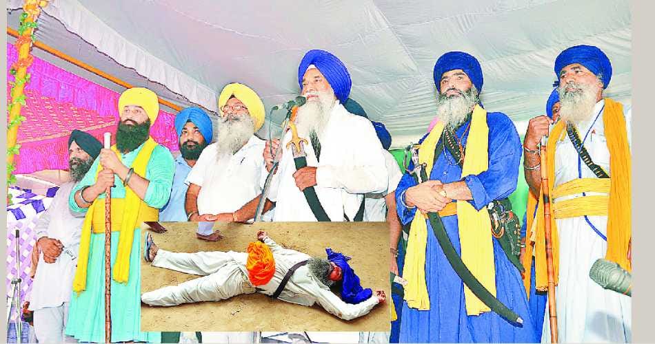 shri akal takht, jatthedar gyani gurbachan singh, protest, black flag, beaten, injured