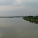 अंबेडकरनगर के टांडा में घट रहा सरयू नदी का जलस्तर।
