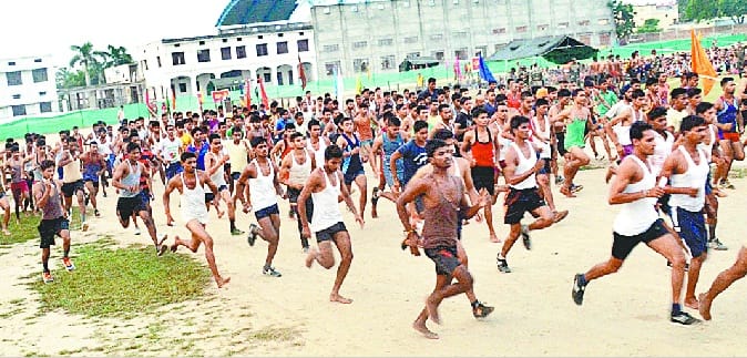sena bharti raili shuru, rampur ke yuva daude