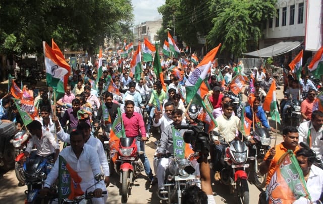 Tricolor yatra move over the district 