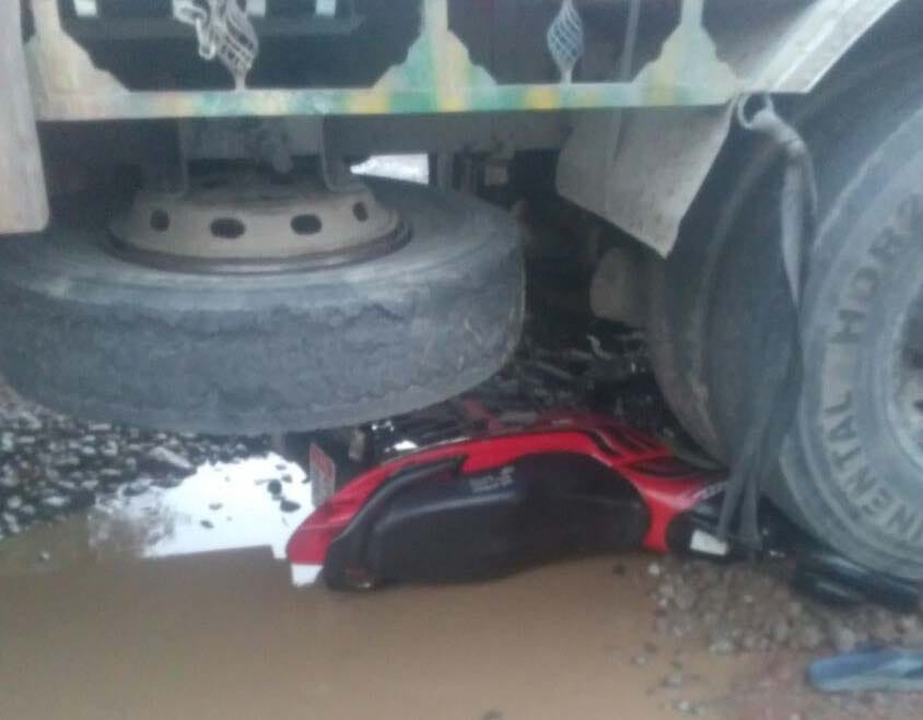 The truck crushed by the bike, the young man left Balbal
