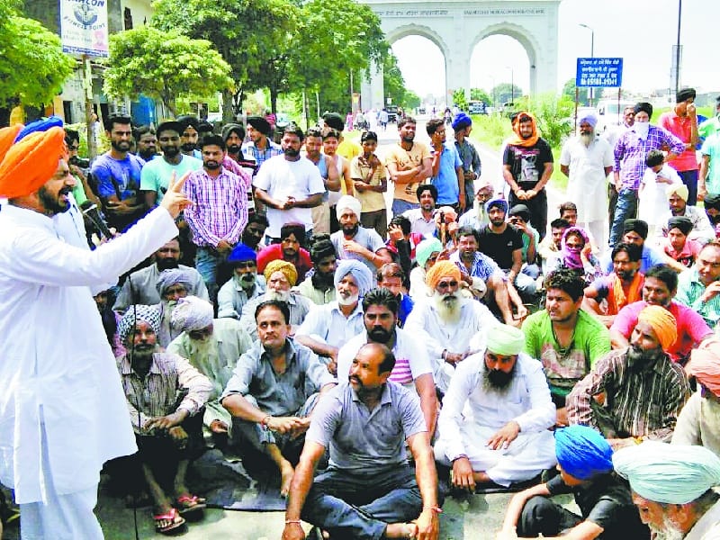 The dirt had jammed. They encompass upset Sirhind-Bassi road , Fatehgarh Sahib