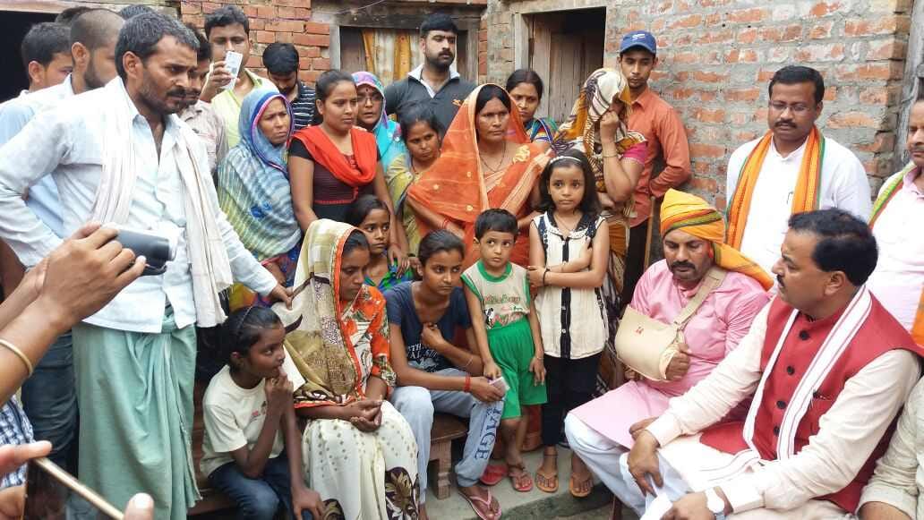  444 logon par darj kes vaapas hon "444 people are registered on the back case '