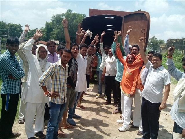 Hinduvadion by commotion, truck vandalized