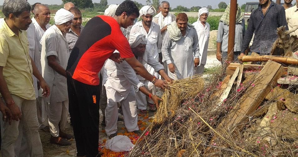 delhi police constable anand singh martyr during fighting with scoundrals, funeral in sonipat