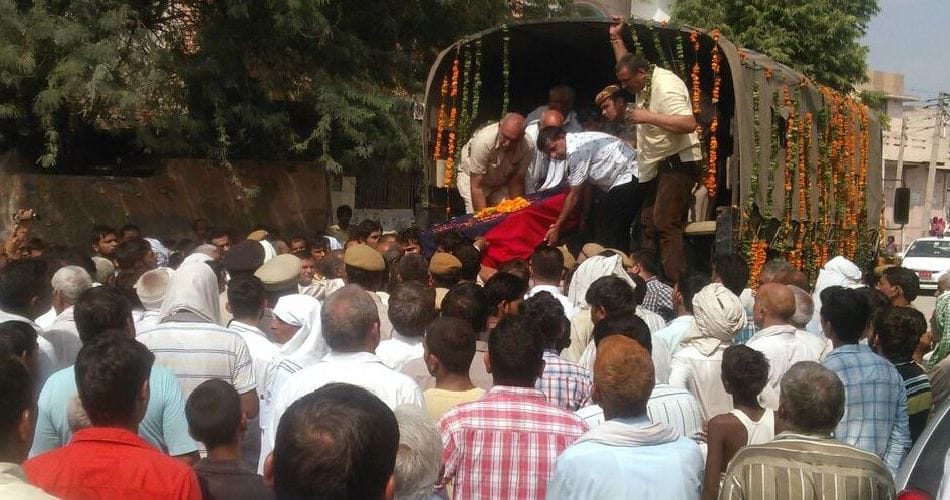 delhi police constable anand singh martyr during fighting with scoundrals, funeral in sonipat