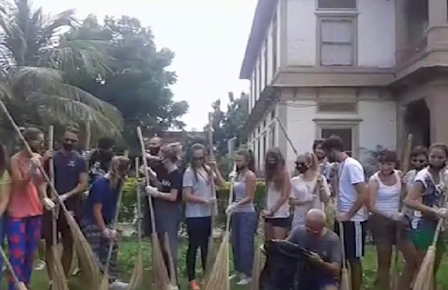 मंदिर परिसर की सफाई