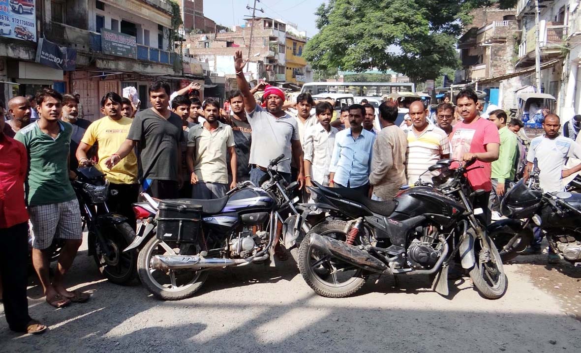 Chittu Pandey put the jam on the square, shouting slogans