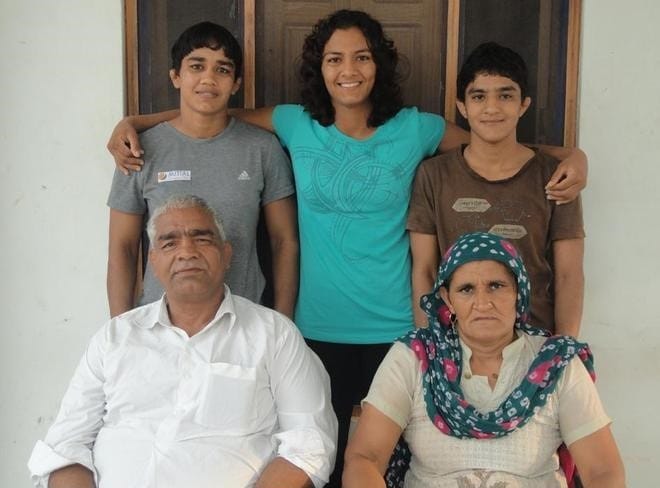 mahavir phogat praised aamir khan after watching dangal with family and big statement