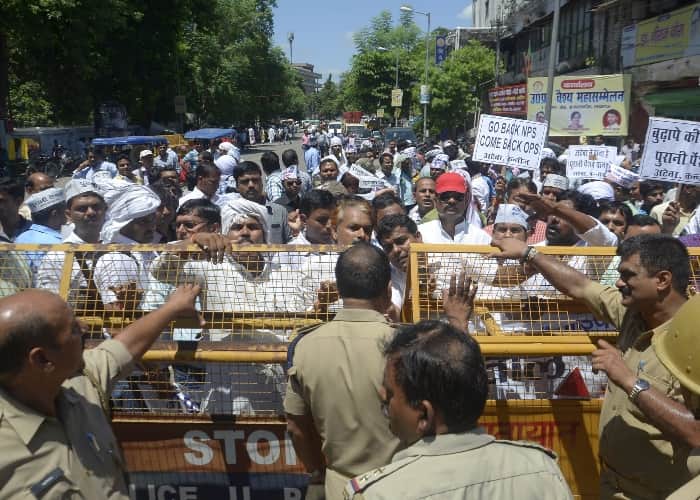 teachers and employees protest in lucknow.