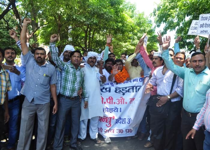 teachers and employees protest in lucknow.