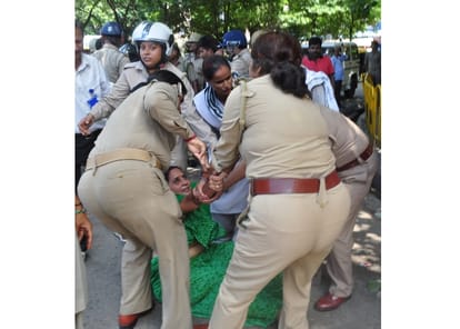 acp send on leave for misbehaving bjp leader in delhi 